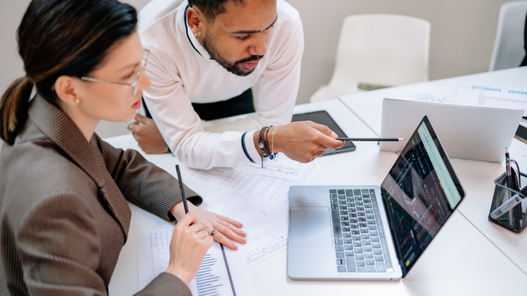 التعاقد مع متخصص تحسين محركات البحث